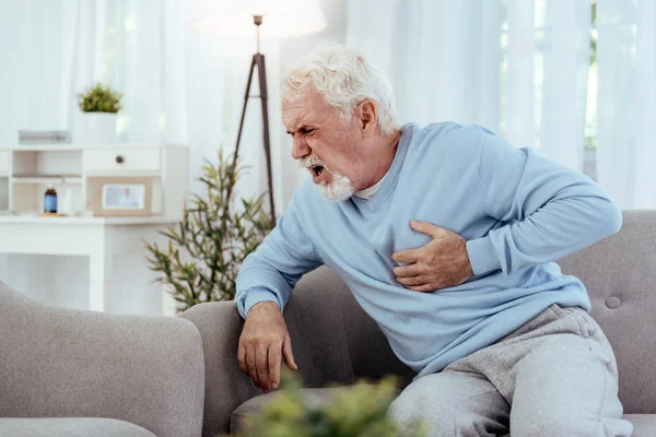 Homem idoso infeliz com doença cardiovascular — Fotografia de Stock