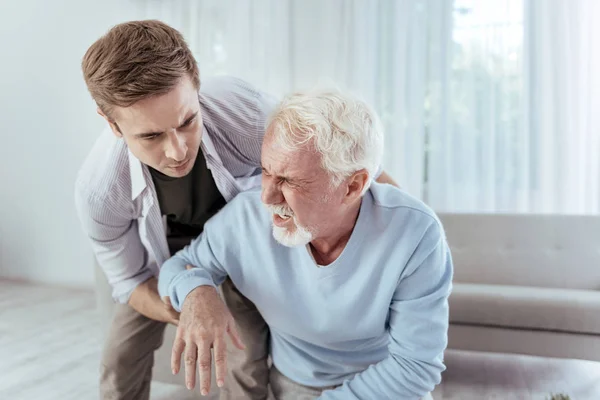 Upprörd senior mannen upplever hjärtinfarkt — Stockfoto