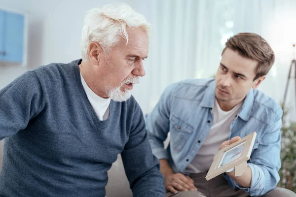 Homme âgé confus rappelant des parents — Photo