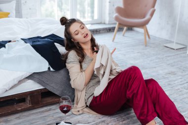 Kazak makasla kesme koyu kırmızı pijama pantolon giyen kadın