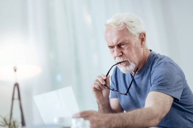 Ayrıntılara dikkat. Gözlük taşıyıp öğretim okudum ciddi komuta sizde düşük açılı