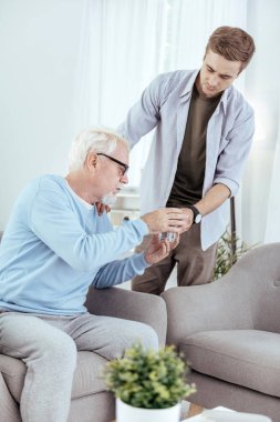 Kendine güvenen komuta sizde su alma