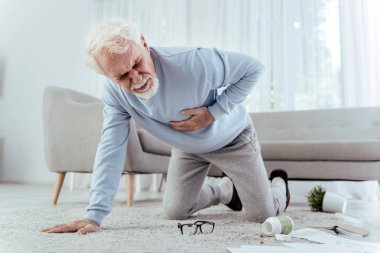 Kalp krizi geçirerek düşen hasta komuta sizde