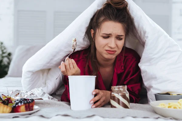 Mujer estresada comiendo helado grande y llorando — Foto de Stock