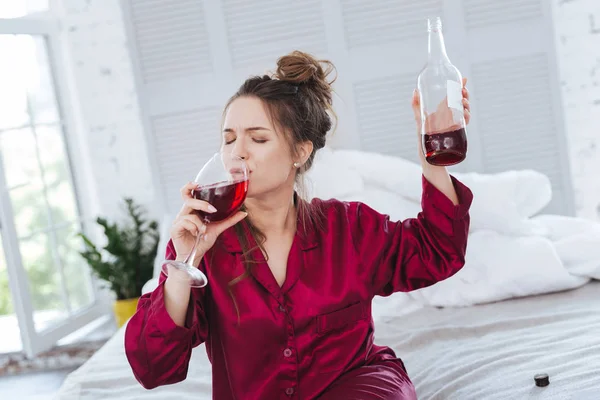 Affärskvinna provsmakning vin efter hektisk arbetsdag — Stockfoto