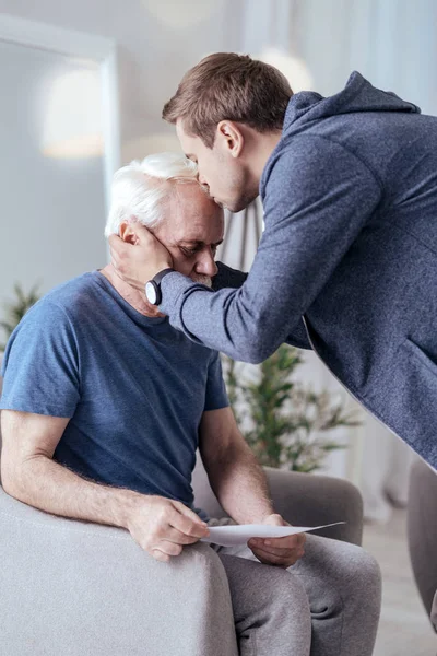 Charmig man uppmuntrar senior mannen — Stockfoto