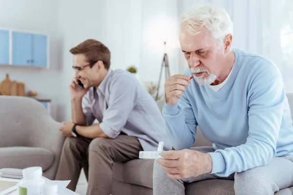 Optimistiska manliga vårdaren försumma senior mannen — Stockfoto