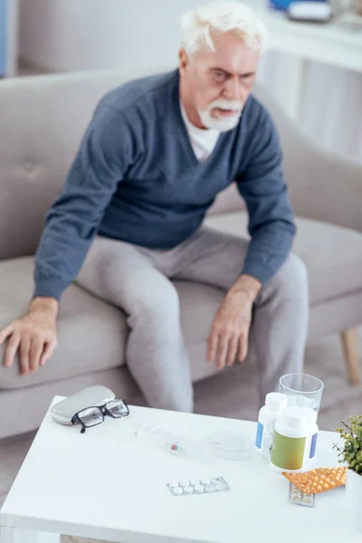 Tankeväckande senior man behandla sjukdom — Stockfoto