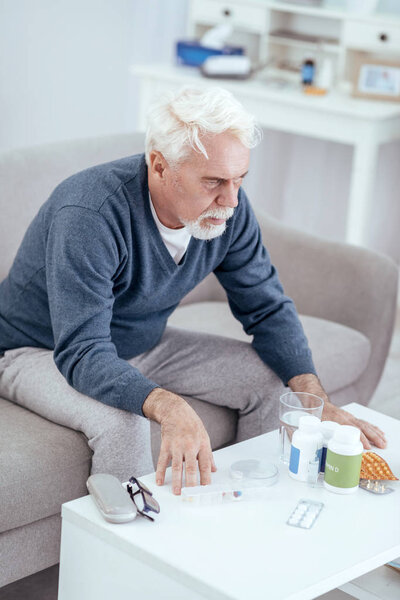 Проблемный пожилой человек пытается сосредоточиться.
