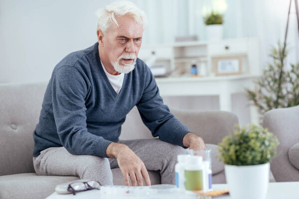 Безнадежный пожилой человек с головокружением
