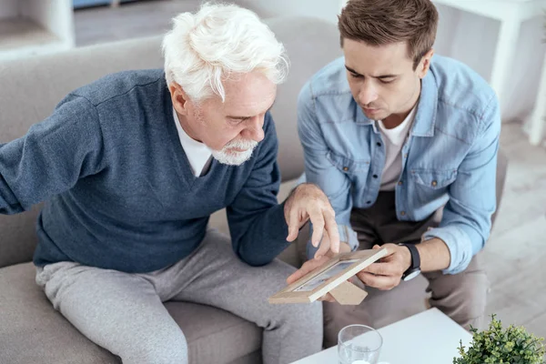 Trevlig senior man minnas förflutna — Stockfoto