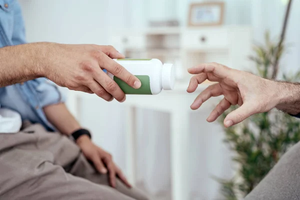 Belles mains masculines échangeant de la drogue — Photo