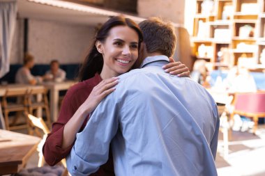 Gelecekteki kocası sarılma mutlu gülen kadın