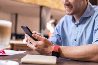 Onun siyah akıllı telefon tutarak sakallı işadamı