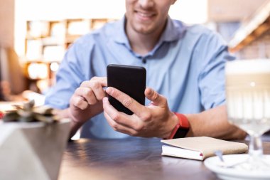 Notlar yapma. Gülen telefonda bazı önemli notlar yaparken biraz meşgul duygu işadamı işgal