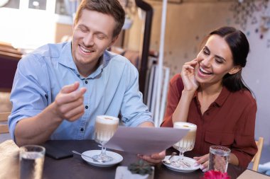 Esmer kadın erkek arkadaşıyla kahkahalarla gülmekten