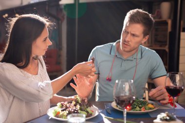 Sarışın vejetaryen et yemek yok arzu