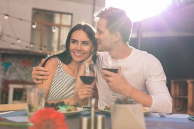 Sarışın adam eşi sarılma beyaz gömlek giymiş