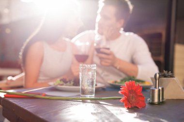 Cesur adam karısına çiçek sunan bakım