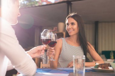 Geniş romantik tarih yaparken gülümseyen güzel kadın