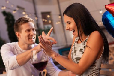 Having oyunculuk ile erkeğini çekici esmer kadın