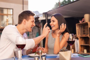 Sarışın man çekici karısı ile gülüyor