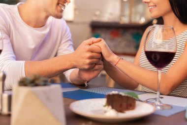 Gülümseyen adam güzel kadını onun aşk hakkında söylüyor