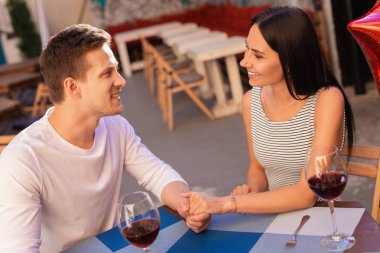 Onun kadın dikkat çekici sarışın işadamı gülümseyen