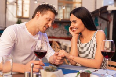 Yakışıklı adam kadını onun hislerini söylüyor