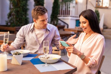 Esmer blogger onu yiyecek fotoğraf yapma