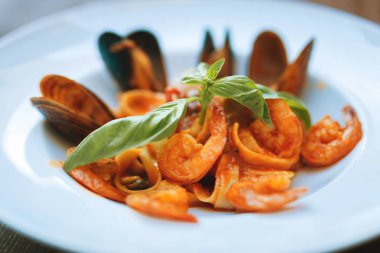 Deniz ürünleri yemek bazı roka ile seçici odak