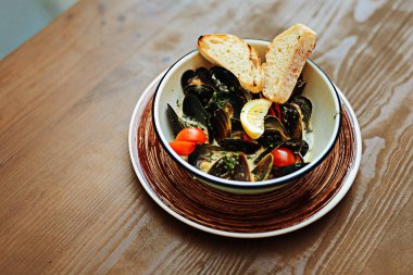 Midye yakınındaki kremalı sos yalan ekmek tost