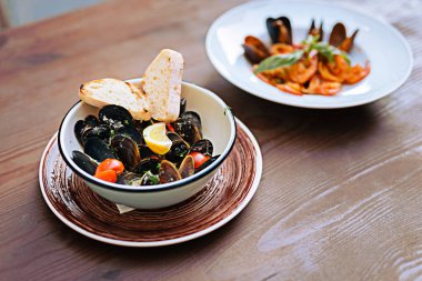 Güzel seramik tabak içinde yalan lezzetli deniz ürünleri tabağı