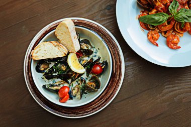 Güzel lezzetli deniz ürünleri yemekleri üstten görünüm