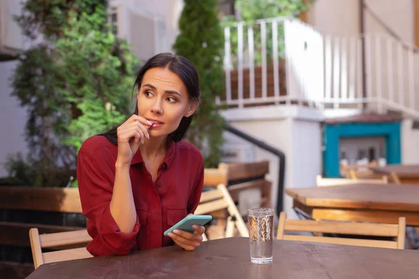 Mujer aburrida mientras espera su pedido en la cafetería — Foto de Stock