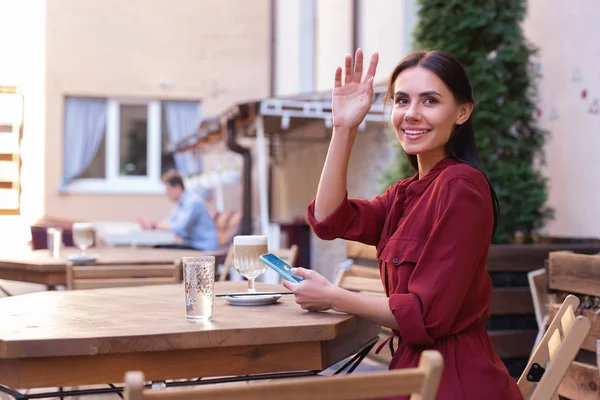 Ocupada mujer de negocios cortés llamando camarero — Foto de Stock