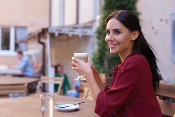 Красивая женщина чувствует себя отдохнувшей, наслаждаясь кофе — стоковое фото