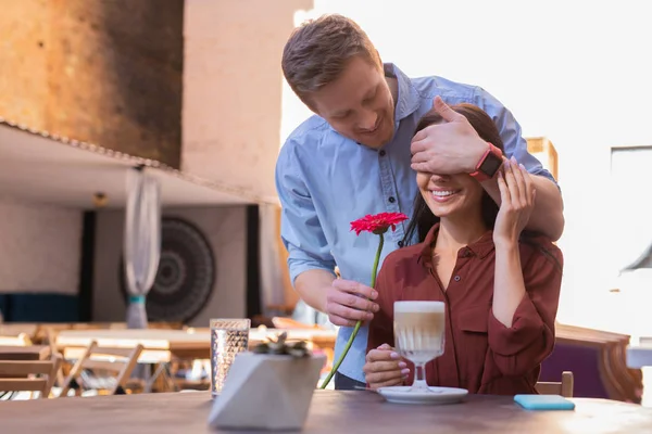 Guapo hombre amoroso haciendo sorpresa para su encantadora mujer — Foto de Stock