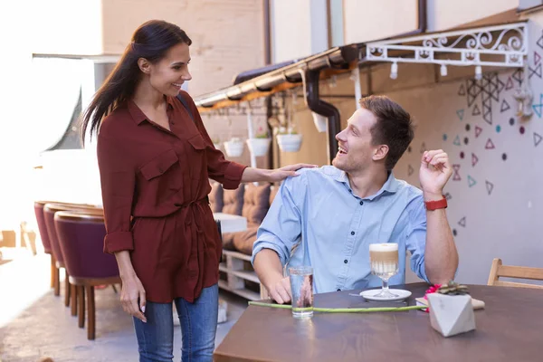 Sarışın adam eski arkadaşı karşılarken şaşırmış duygu