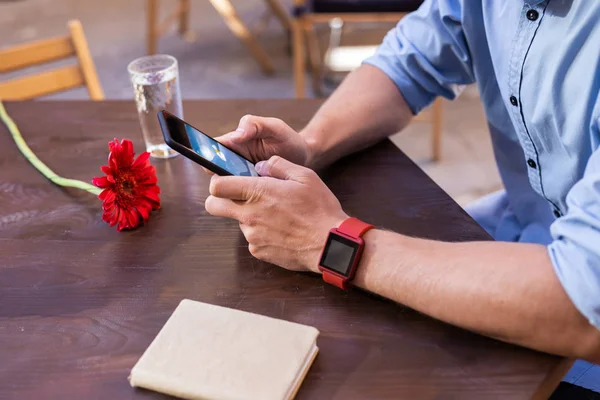 Empresario comprobar pronóstico del tiempo en el teléfono inteligente —  Fotos de Stock