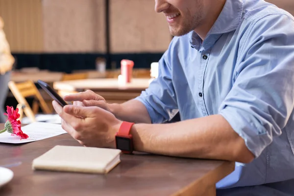 Ler man klädd i moderna armbandsur väntar flickvän — Stockfoto