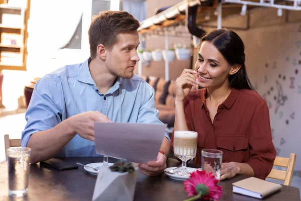 Två moderna affärsmän kommunicera om nya projekt — Stockfoto