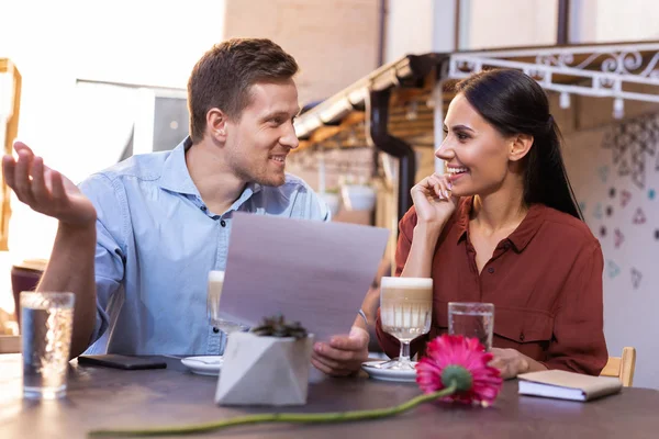 Cute liefdevolle paar gevoel gelukkig terwijl het planning van hun honing maan — Stockfoto