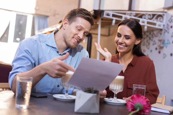 Dos personalidades radiantes amorosas leyendo carta de felicitación — Foto de Stock