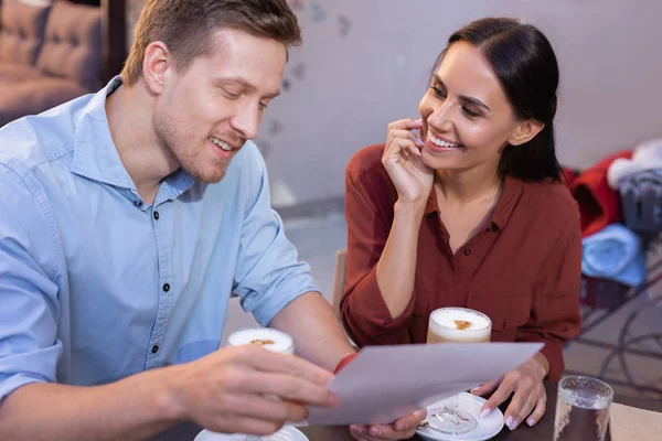 Sevgi dolu kadın erkeğini çalışma izlerken inanılmaz duygu