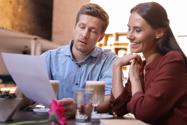 Guapo diseñador de interiores dando consulta a su cliente — Foto de Stock