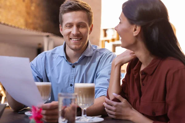 Sarışın adam eski arkadaşı ile konuşurken