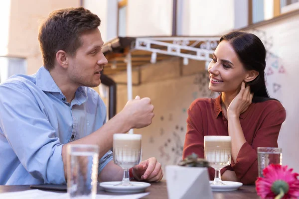 Loira de cabelos homem dizendo a sua namorada alguns planos para o futuro — Fotografia de Stock