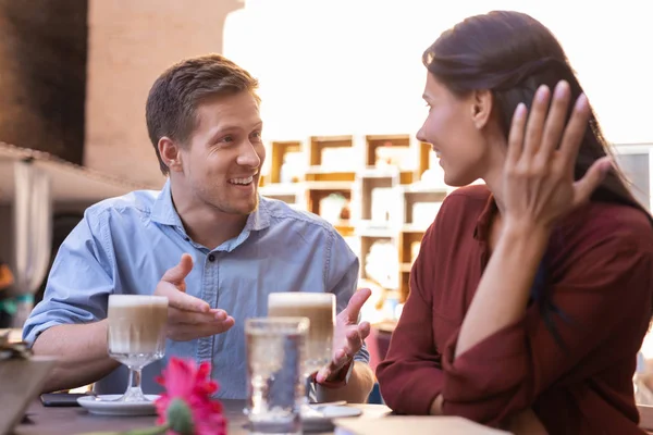 Liefdevolle man en vrouw herinnering aan het begin van hun relatie — Stockfoto