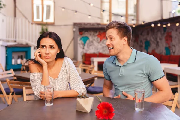 Onun kız arkadaşı etkileşim çalışan sarışın adam